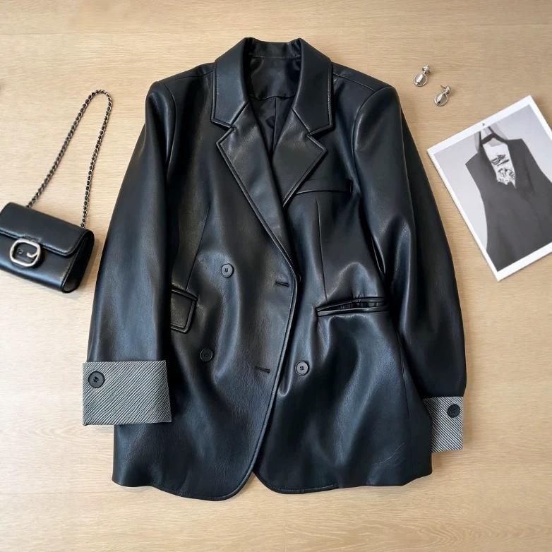 Cool and stylish black faux leather blazer for women, loose fit, double-breasted, with contrasting color cuffs, casual design, lightweight leather jacket Cool and stylish black faux leather blazer for women, loose fit, double-breasted, with contrasting color cuffs, casual design, lightweight leather jacket