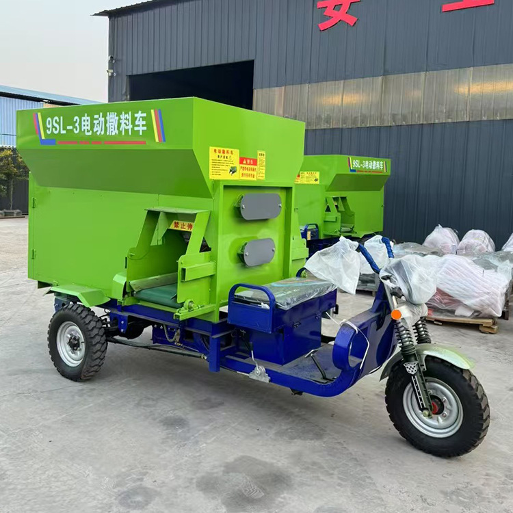 聚拓 电动牛羊草料撒料车 设备全自动投料机 养牛场喂料设备