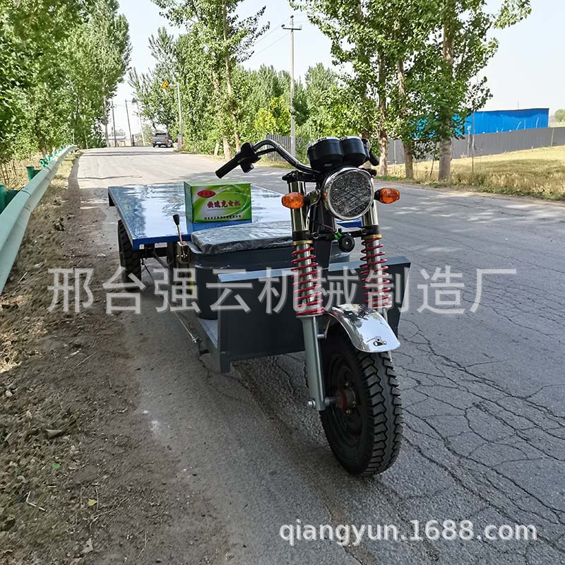 建筑工地电动平板搬运车液压自卸三轮平板载重一吨电动自卸拉砖车