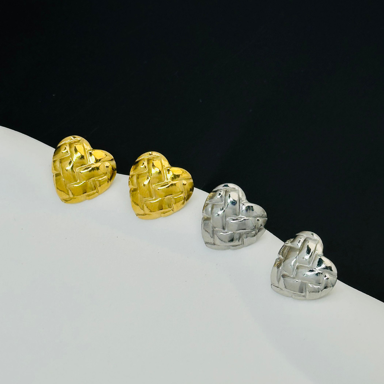 Pendientes de acero inoxidable a rayas cuadradas de tendencia de alta gama transfronteriza europea y americana Pendientes de 18K de lujo ligero para mujer al por mayor