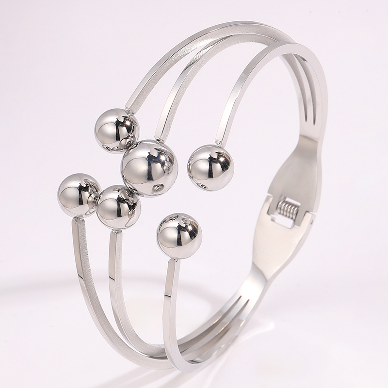 Brazalete de acero de titanio abertura esfera simétrica temperamento femenino versátil diseño de personalidad de alta calidad brazalete de acero de titanio no se desvanece