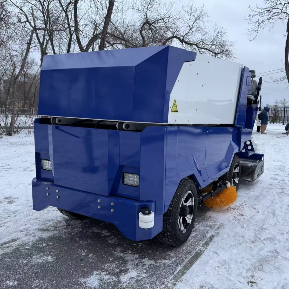 Production of customized ice skating rink automatic ice stool trucks