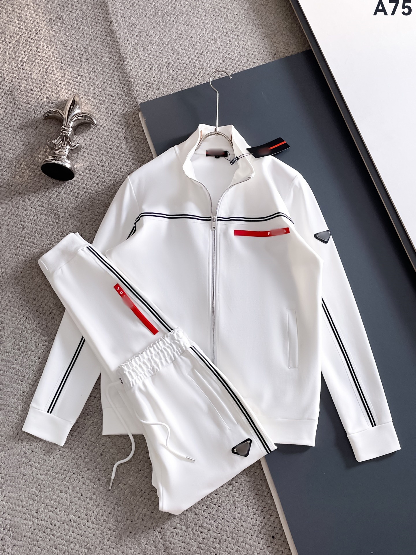 White a75 / M