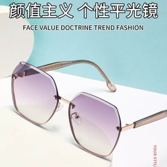 2023ファッションのファッションモデルの女性の大きいフレームのサングラスは枠なしで辺を切って日よけの鏡の欧米の多角形の紫外線防止のメガネを切ります。