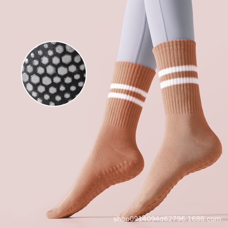 Calcetines de yoga nuevos de otoño para mujer, calcetines de algodón hasta la pantorrilla, calcetines deportivos de tubo medio corto con silicona antideslizante, calcetines de suelo blancos y negros