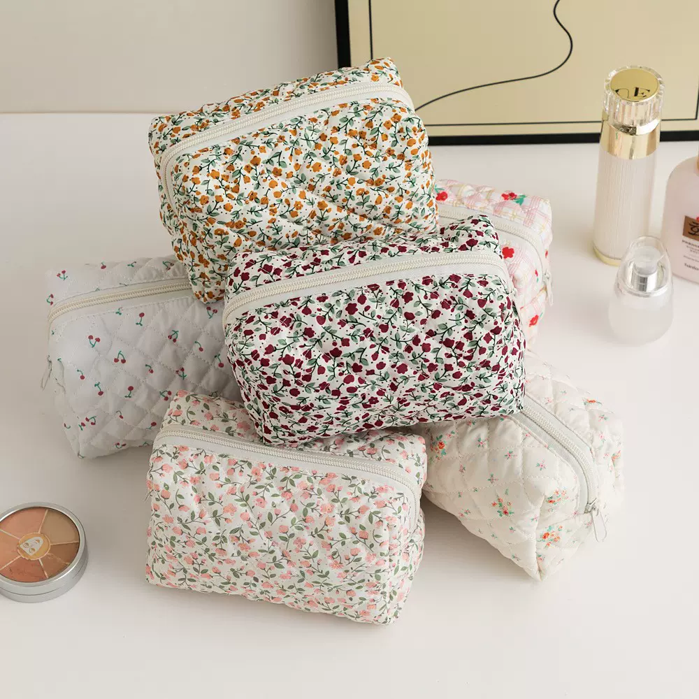 新款碎花绗缝化妆包女旅行便携护肤品洗漱包简约大容量柔软收纳包