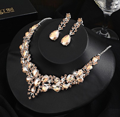 欧米の水晶の宝石のネックレスのイヤリングのセットの精巧でファッション的な気質の新婦のアクセサリのパーティーの高級な2つのセット