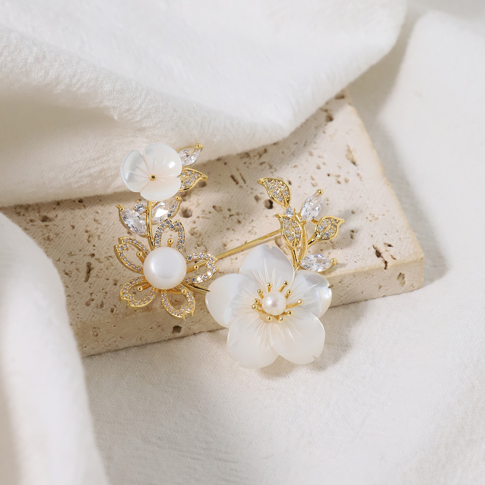 Broche de moda medieval nicho flores retro flores de perlas flores de pecho lujo ligero de alto nivel sensación de fragancia broche de viento mujer image 3