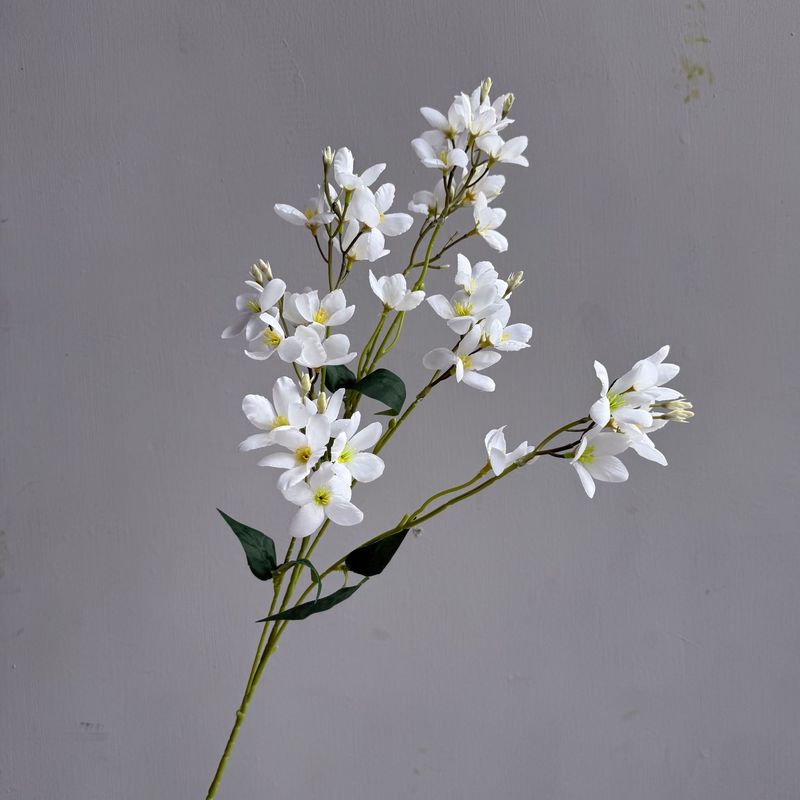 新鮮な蘭の小花、野の花、ホテルの背景の壁のフラワーアレンジメント、造花、結婚式場のフラワーアレンジメント、造花|undefined
