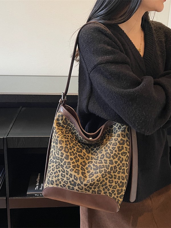 Bolso de gran capacidad de viento universitario para mujeres 2025 nuevo popular leopardo tote de alta calidad sensación de viaje de hombro mochila