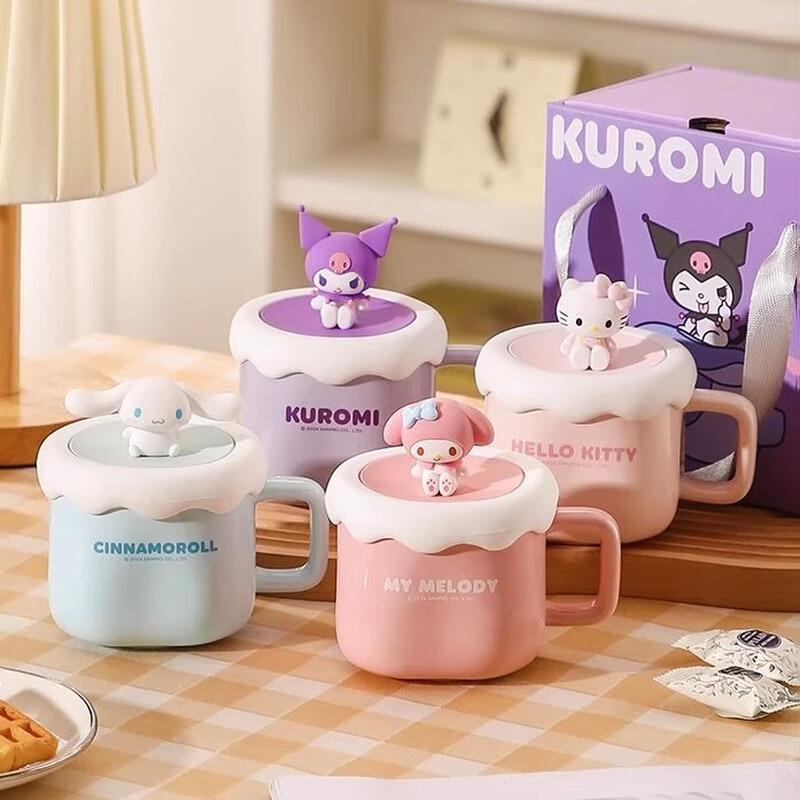Taza Sanrio Taza de agua de cerámica de alto valor con tapa de silicona Coulomi Taza de agua de dibujos animados de Hello Kitty al por mayor