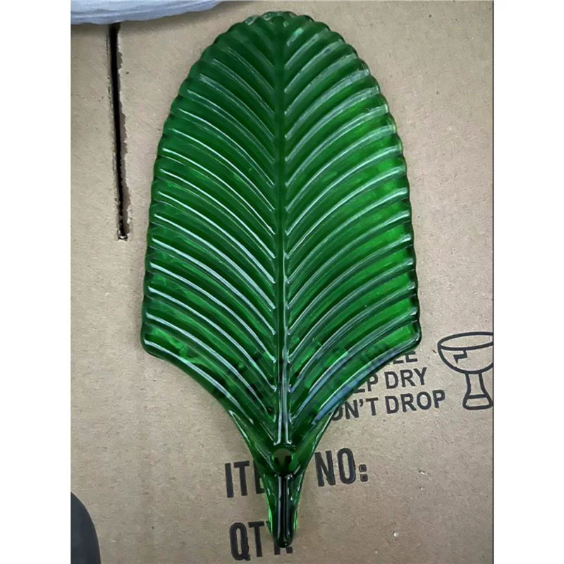 Полная коллекция бытовых ламп и аксессуаров для абажуров, стеклянных деталей в виде банановых листьев, специальных абажуров в форме ракушек и деталей ламп для ламп в гостиной и спальне.