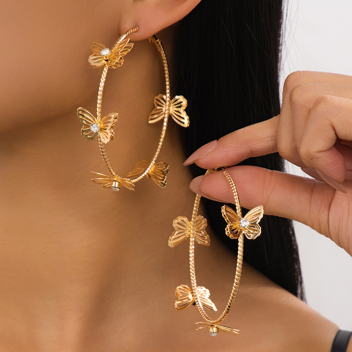 A pair of simple large circle butterfly design earrings with diamonds for women, suitable for both dates and commuting