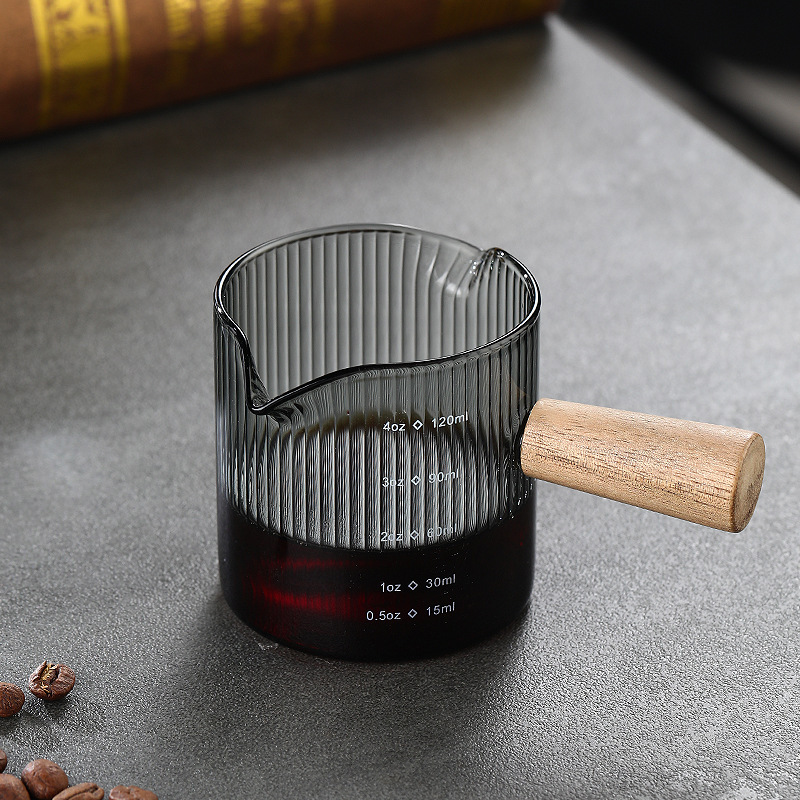 木は両口の180ミリリットルのミルクカップのコーヒーカップのイタリア式のガラスのコーヒーの計量カップの縦の紋様のミニミルクのカップのカップを持ちます。|undefined