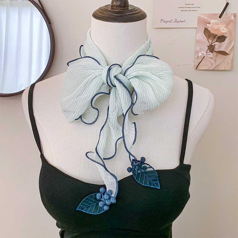 Bufanda triangular babero femenino nuevo estilo bufanda de seda plisada de todo fósforo sentido de alta calidad colgante de hoja pequeña bufanda de cuello bufanda decorativa