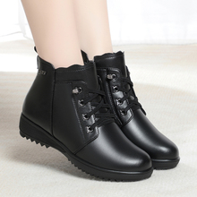 妈妈棉鞋2025新款冬女加绒厚底防寒保暖坡跟羊毛皮鞋大码短靴