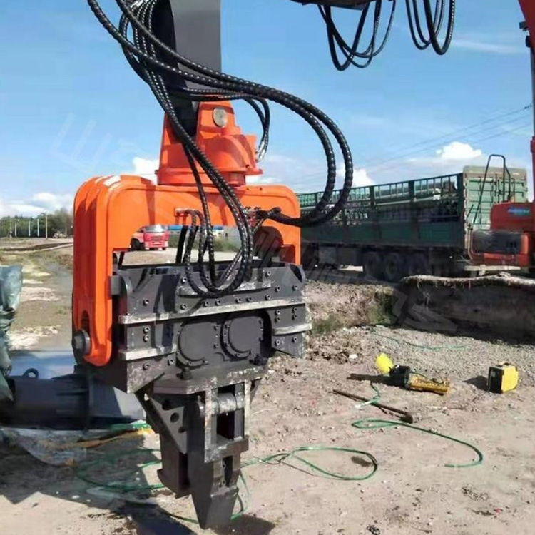 厂家直供挖掘机打桩机四驱轮式液压道路护栏打拔一体机