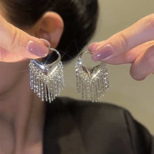 Heart-shaped tassel chain earrings with metal tassels, slim and stylish, suitable for women's fashion and unique design.