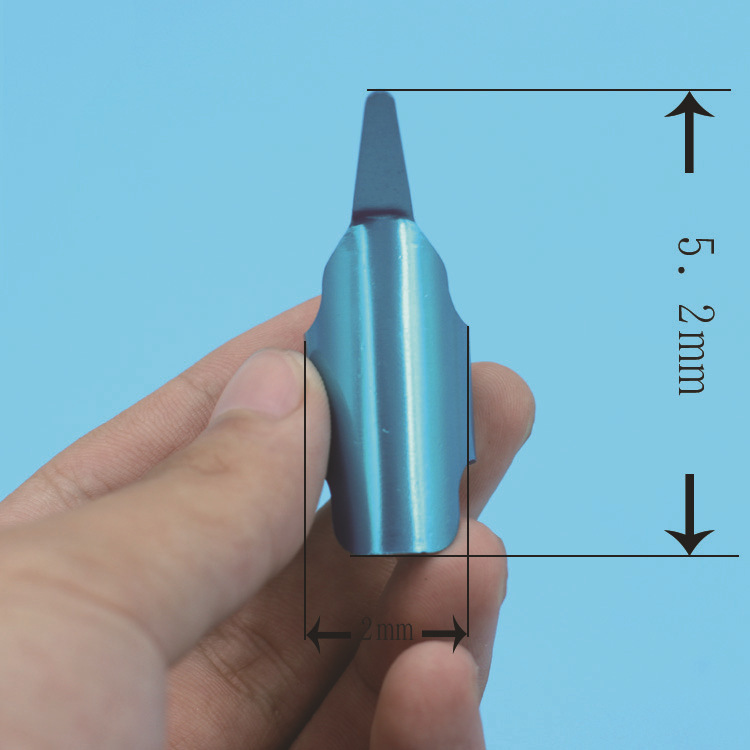 Con una funda de dedo de cono