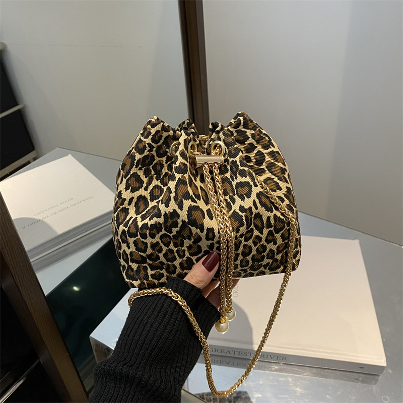 Bolsos de cubo de viaje ocio simple bolso de moda simple bolso de mujer otoño / invierno 2024 nueva moda simple bolso de hombro