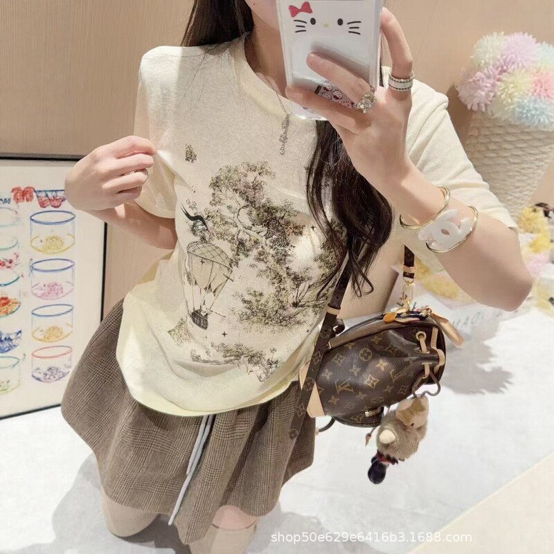 2026 Early Spring New Retro Hot Air Balloon Print Short-Sleeved T-Shirt for Women, Round Neck, Loose Fit, Korean Style, Niche Design 2026 Early Spring New Retro Hot Air Balloon Print Short-Sleeved T-Shirt for Women, Round Neck, Loose Fit, Korean Style, Niche Design
