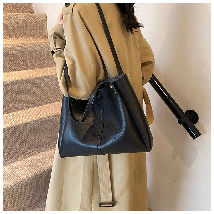 The new 2024 autumn collection features a retro, simple, large-capacity, solid-color, fashionable and individual single-shoulder underarm tote women's bag undefined