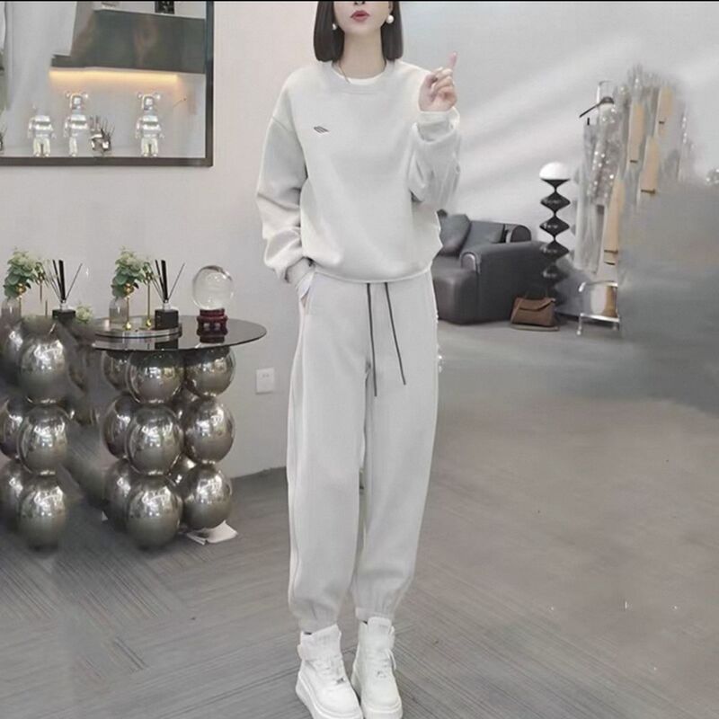 2025 Spring Fashion Suit for Women, Age-Reducing, Casual, Round-Neck Sweatshirt, Slimming Look Sweatpants, a Complete Set