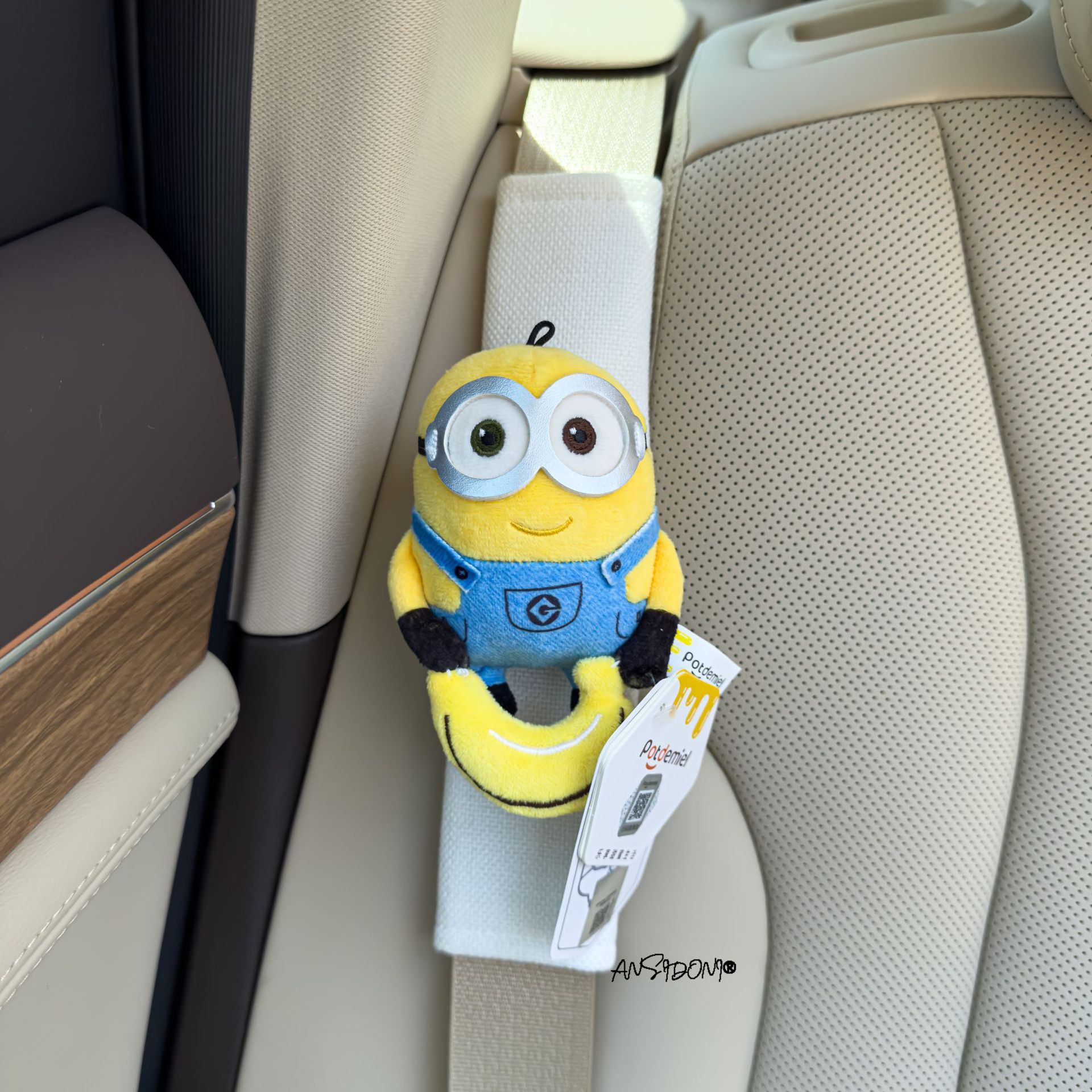 Authentic Minions Car Seatbelt Shoulder Pads Anti-Strangle Car Seatbelt Cover Car Interior Decoration Ornament for Women
