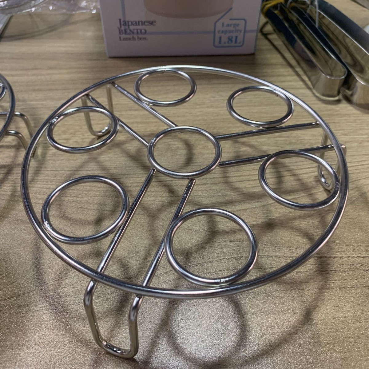 厚さを厚くして太くしたステンレス蒸し卵棚折り畳み断熱蒸し棚家庭用は高低三脚を多く使って代行します。