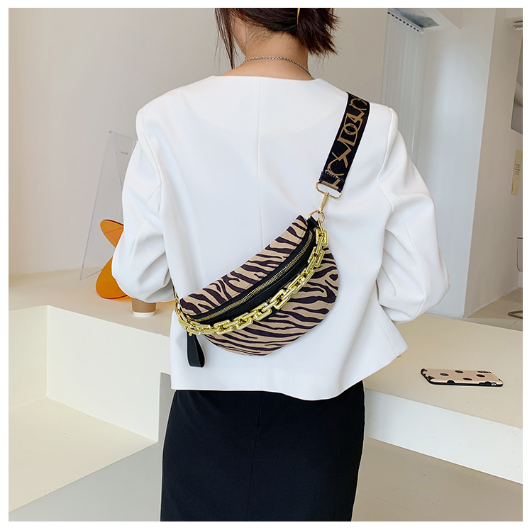 Acrylic Thick Chain Ladies Waist Bag 2021 New Cross-border New Leopard Temperament Chest Bag display picture 1