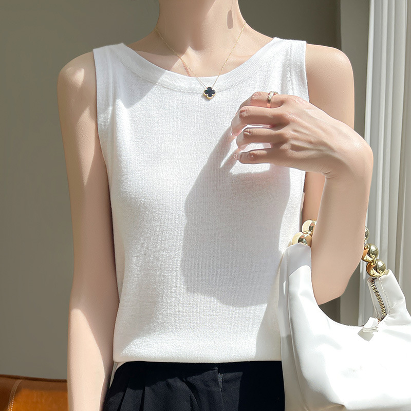 T-shirt with a round collar