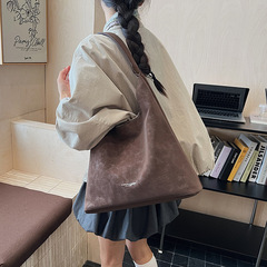 秋季大容量手提通勤包包女2025新款麂皮绒水桶包简约单肩腋下包