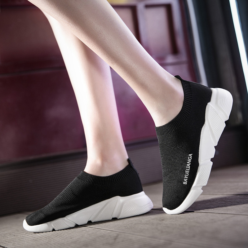 Low casual black solid color white sneakers