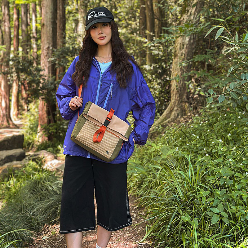 Outdoor Hiking and Travel Contrasting Color Lightweight Crossbody Bag Women's Casual Shoulder Bag Retro Commuter Large Bag Men's Bag