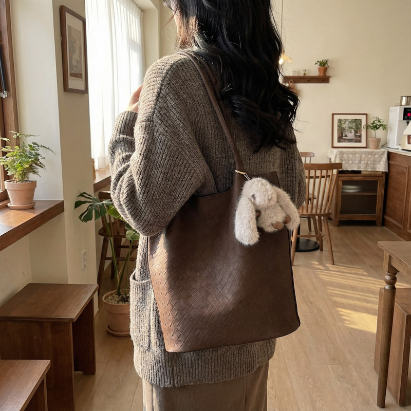 2025 nuevo bolso de mujer coreano retro bolso de cubo de mano nicho bolso de tejido de gran capacidad de viaje de hombro bolso de madre