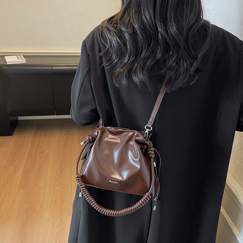 小众设计感编织抽绳手提小水桶包斜挎包新款潮复古百搭小包包|undefined