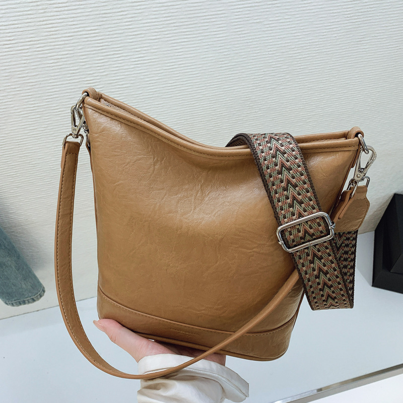 Bolso de cuero suave retro transfronterizo para mujeres otoño / invierno 2025, nuevo estilo universal bolso de hombro de brazo, bolso de cubo de transporte casual
