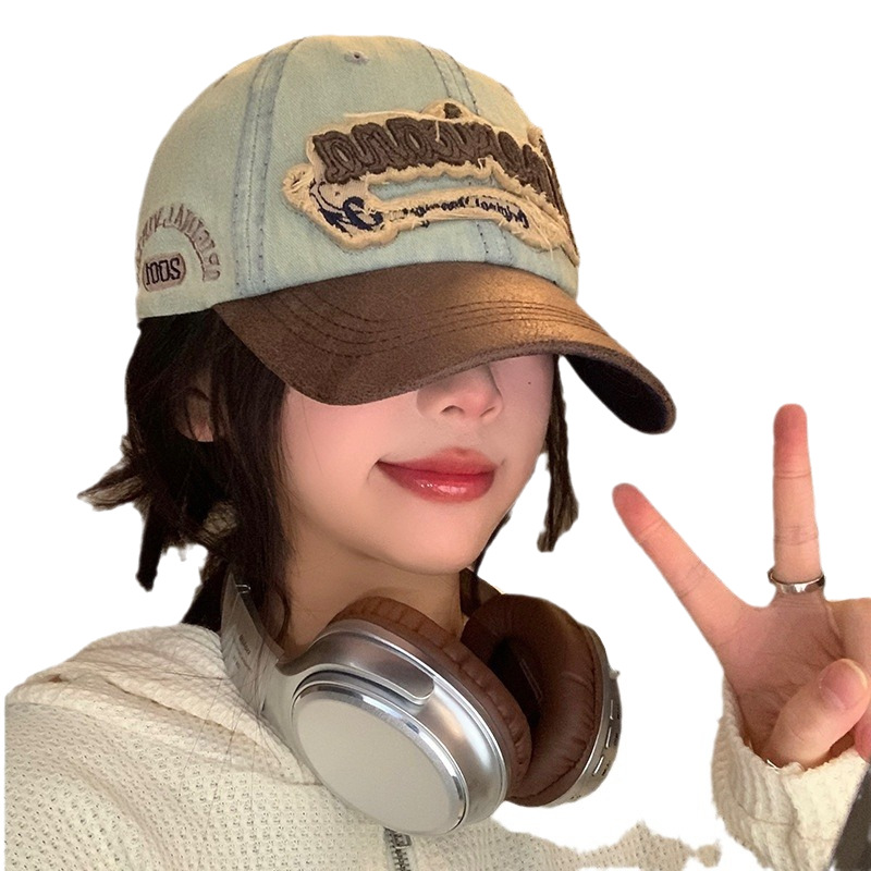 アメリカのレトロなデニムの野球帽の女性の大きいサイズは顔を見せます。