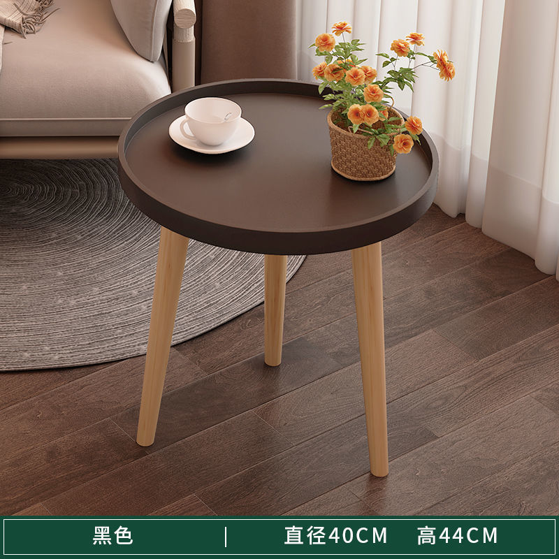 Mini dormitorio de estilo pequeño, cabecera de cama, mesa redonda, balcón, sofá, algunos hogares, simple sala de estar, mesa de té