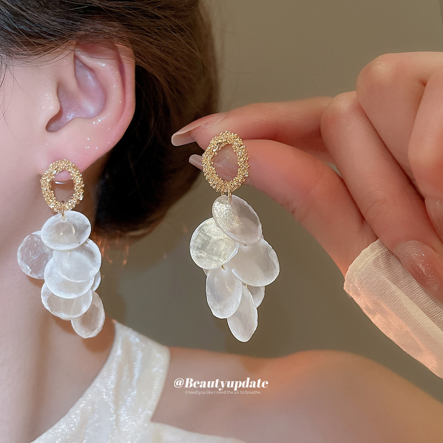 Pendientes de borla de concha redonda con aguja de plata Pendientes de temperamento exquisito francés Pendientes de moda elegante para mujer, lujo ligero, sentido de alta gama