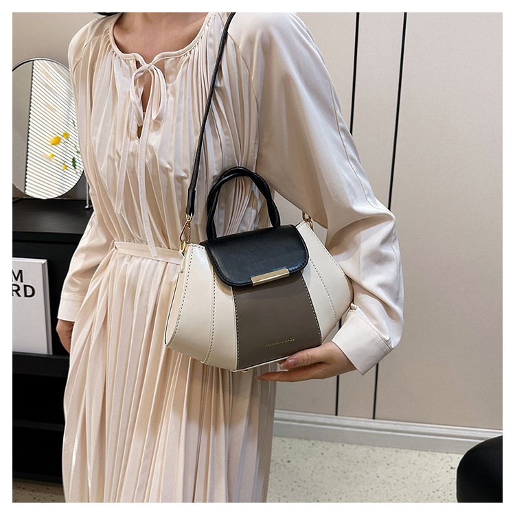 577g Weight Polyester Lining Material Zipper Closure Type Single Shoulder Strap Strap Type Crossbody Bag Bags Type Casual, Daily Occasion Pu Leather Material Color Block Pattern All Seasons Season Women's Gender Streetwear Style Square Shape Medium Size Women's Medium Pu Leather Color Block Streetwear Square Zipper Crossbody Bag 18