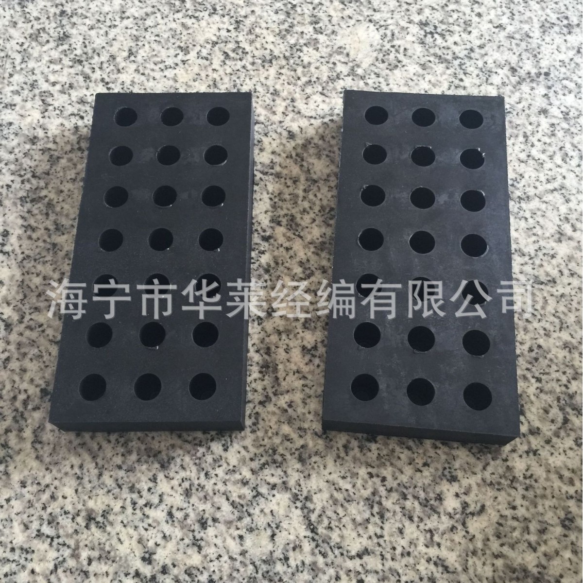 抗震缓冲橡胶块黑色异形带孔方形橡胶块防滑减震耐磨带孔橡胶块