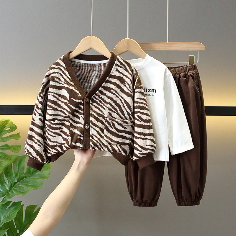 6134 traje de otoño para niños 2025 nuevo estilo bebé estilo occidental cárdigan suéter traje de tres piezas primavera y otoño para niños versión coreana