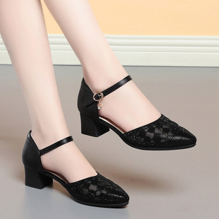 �пՆ�ЬŮ�ļ�2024�¿�һ�ֿ�ŮЬ�C荋���Ь�ӾW���r�а��^��Ь