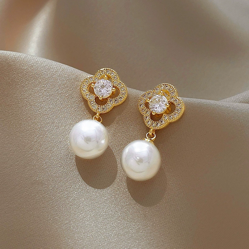Серебряная игла, маленькие дизайнерские серьги из жемчуга, образец серебро 925, стиль лёгкой роскоши, украшение драгоценными камнями, коллекция 2022, тренд сезона