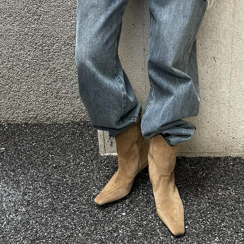 韓国版の小衆のスエードの毛の顔の方角の中でやせている靴の女性の2024秋冬のベルベットの西部のカウボーイの靴のショートブーツ