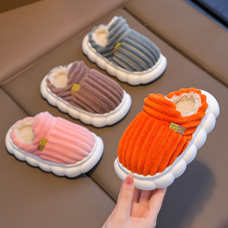 Otoño y invierno zapatillas de algodón para niños caliente interior y pelusa para niñas en el hogar padres e hijos bolsas de bebé zapatillas tacones