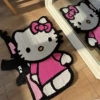 KT-кот с игрушкой