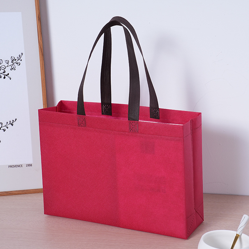Bolsas de mano no tejidas personalizadas bolsas de tela no tejida ultrasónicas bolsas de mano de color sólido impresión LOGO bolsas de compras en stock image 1