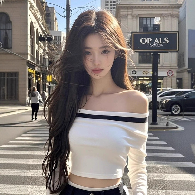 Autumn and Winter Sweet Sexy Short Long-Sleeved White Bottoming Shirt for Women with One-Shoulder Design, Slim Fit and Beautiful Top